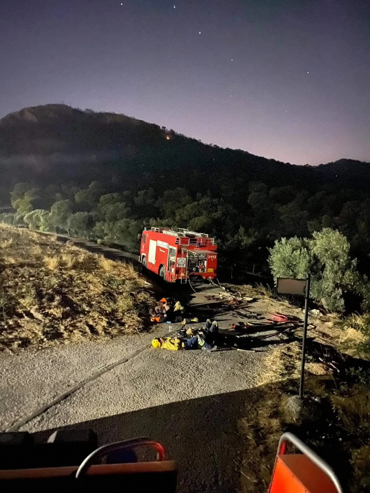 Man sieht einen Feuerwehrmann aus Effretikon in Griechenland beim Löschen von Bränden.